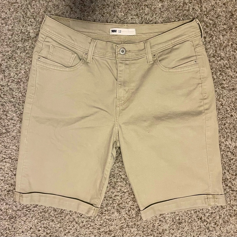 LEVIS Shorts Bermuda Women’s Size 12/31 Tan /Khaki Cuffed Hem  EUC